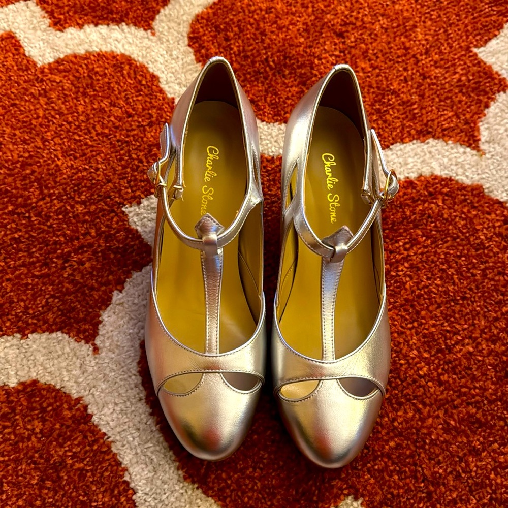 CHARLIE STONE Vintage Style T-Strap Shoes. Silver with Adjustable Straps.